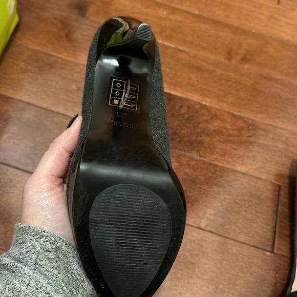 5 1/2 Nine West Shoe - worn 1-2 times - Picture 2 of 2